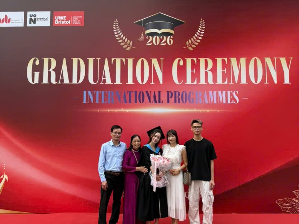CHECK-IN ÁO CỬ NHÂN, SẴN SÀNG CHO NGÀY TỐT NGHIỆP!