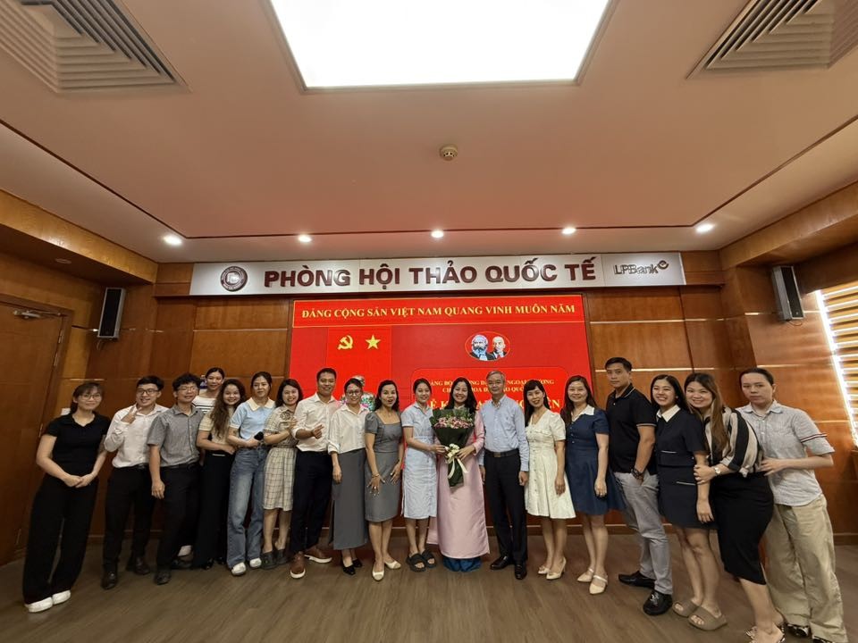 CHÚC MỪNG CÔ TRẦN THỊ THU HUYỀN – CHUYÊN VIÊN KHOA ĐTQT – VINH DỰ ĐƯỢC KẾT NẠP ĐẢNG ĐÚNG NGÀY 19/5!