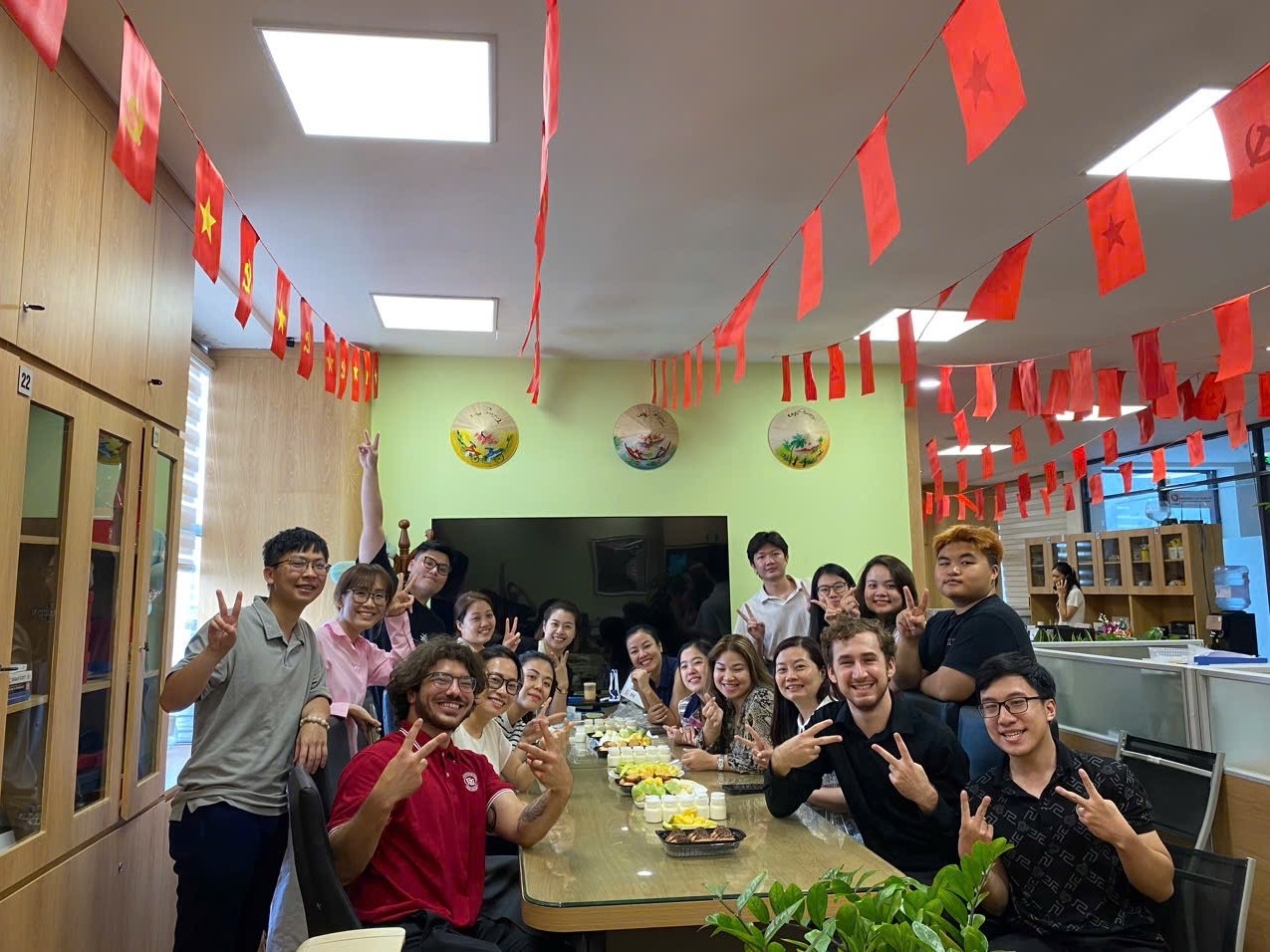 HÀ NỘI NÓNG THẬT… NHƯNG KHÔNG NÓNG BẰNG TÌNH CẢM CỦA CHRIS VÀ JACK DÀNH CHO KHOA ĐTQT - FTU!
