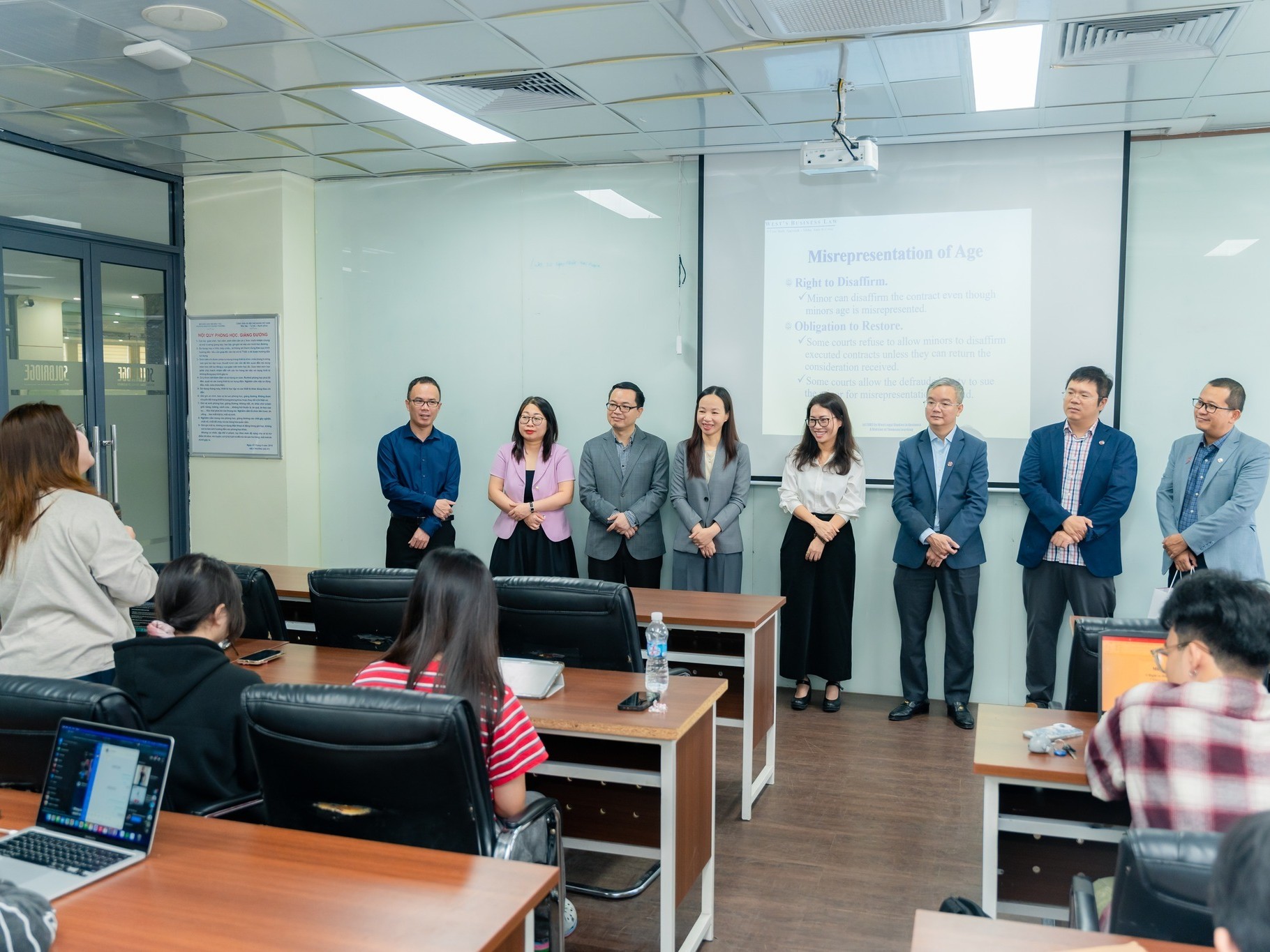 LÃNH ĐẠO TRƯỜNG THĂM VÀ CHÚC TẾT GIẢNG VIÊN, SINH VIÊN NHÂN NGÀY ĐI HỌC ĐẦU TIÊN SAU KỲ NGHỈ TẾT NGUYÊN ĐÁN BÍNH NGỌ 2026