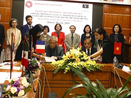 Lễ ký kết HĐ nhượng quyền chương trình đào tạo Quản trị Khách sạn Quốc tế của Vatel Development cho Trường ĐH Ngoại thương và ký kết HĐ với Maison Vie