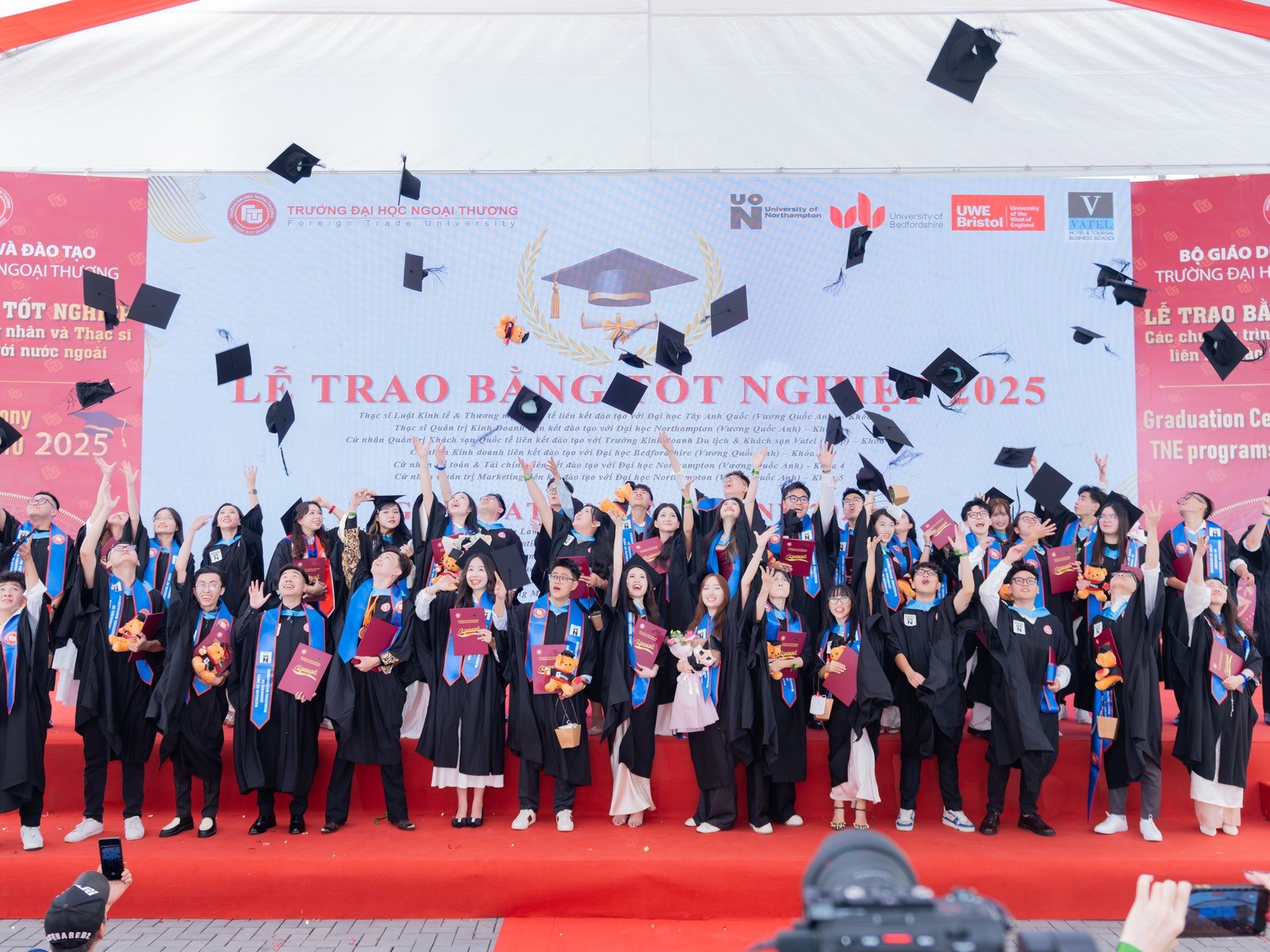 LỄ TỐT NGHIỆP CÁC CHƯƠNG TRÌNH LIÊN KẾT ĐÀO TẠO VỚI NƯỚC NGOÀI NĂM 2025 