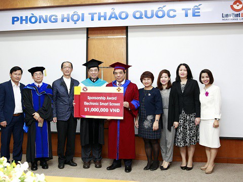 Lễ trao quà tài trợ của Đại học Meiho, Đài Loan cho Trường ĐH Ngoại thương trong Lễ Khai giảng EMBA12