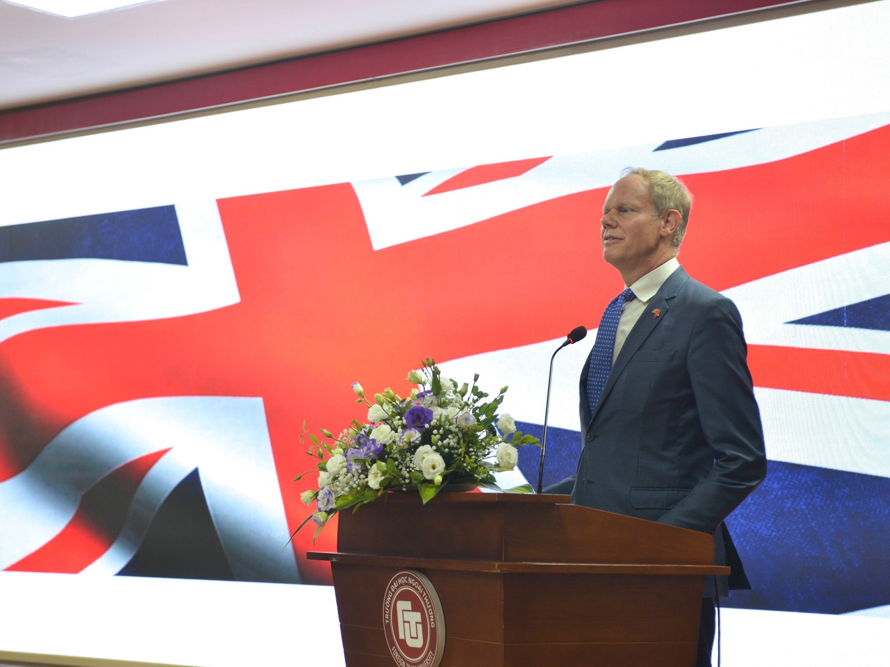Quốc Vụ Khanh Bộ Nội Vụ của Vương quốc Anh muốn trao đổi trực tiếp với sinh viên FTU chuyển tiếp sang Anh Quốc