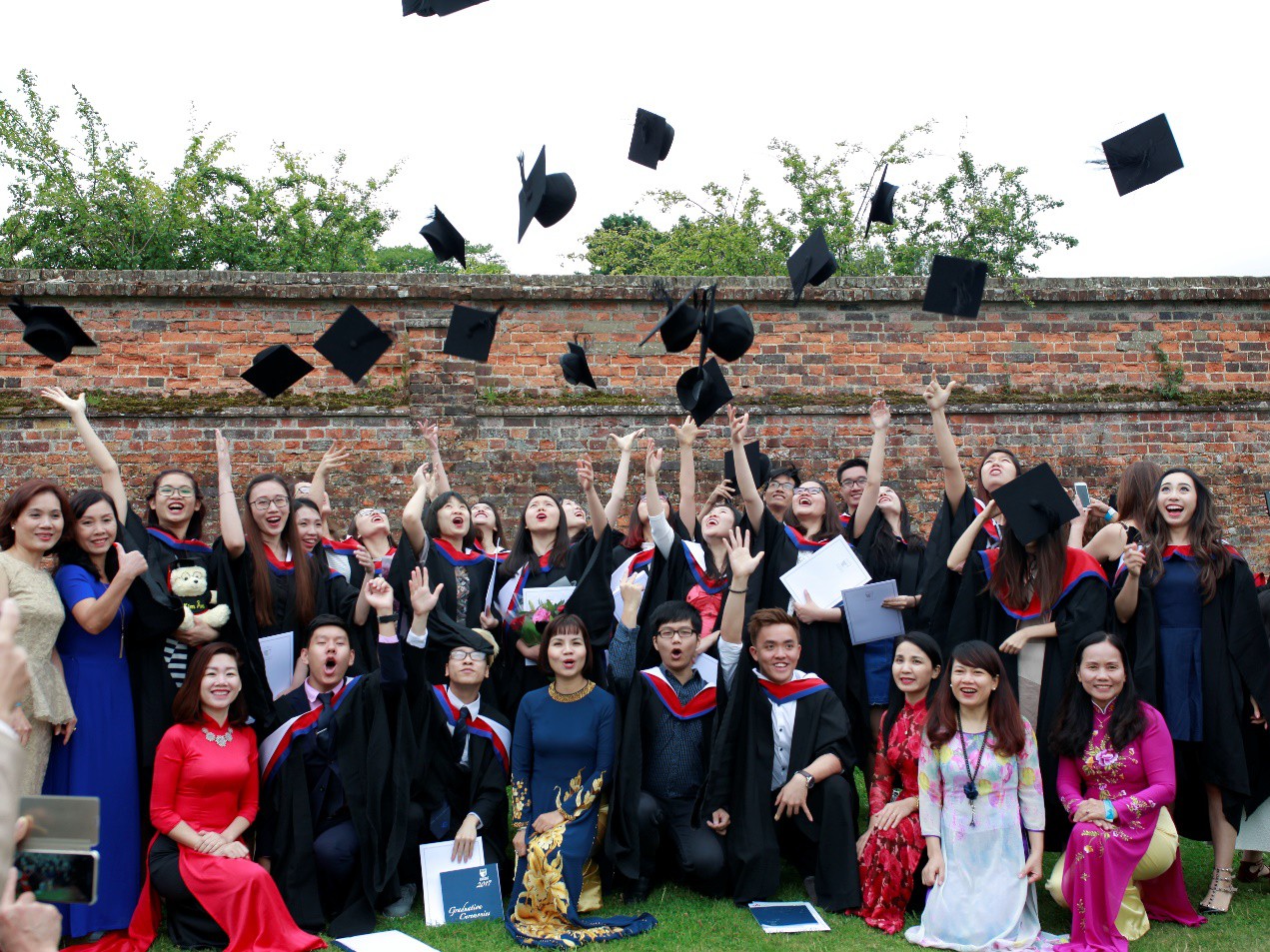 Sinh viên khóa 5 Chương trình Cử nhân Kinh doanh tốt nghiệp tại Đại học Bedfordshire, Anh Quốc