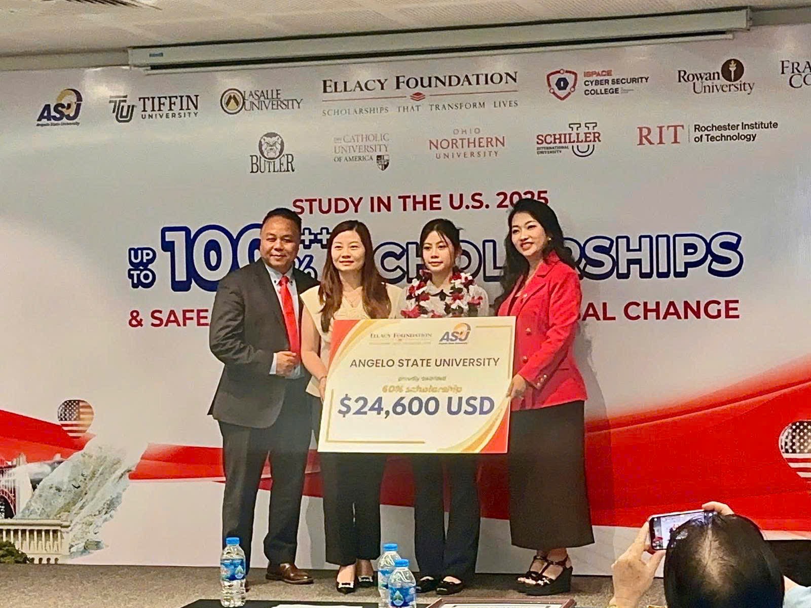 TIN VUI TỪ F-UNB10: KHÁNH LINH & LAN ANH NHẬN HỌC BỔNG DU HỌC MỸ!