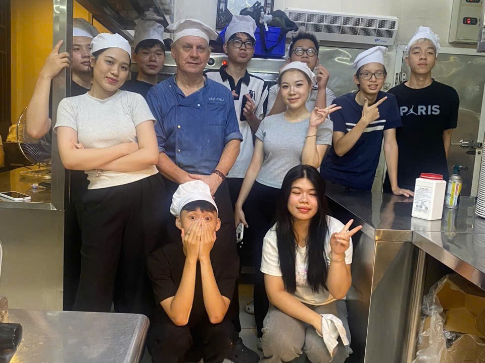 TRẢI NGHIỆM THỰC TẾ - GẮN KẾT ĐÀO TẠO VỚI TIÊU CHUẨN NGÀNH DỊCH VỤ CAO CẤP
