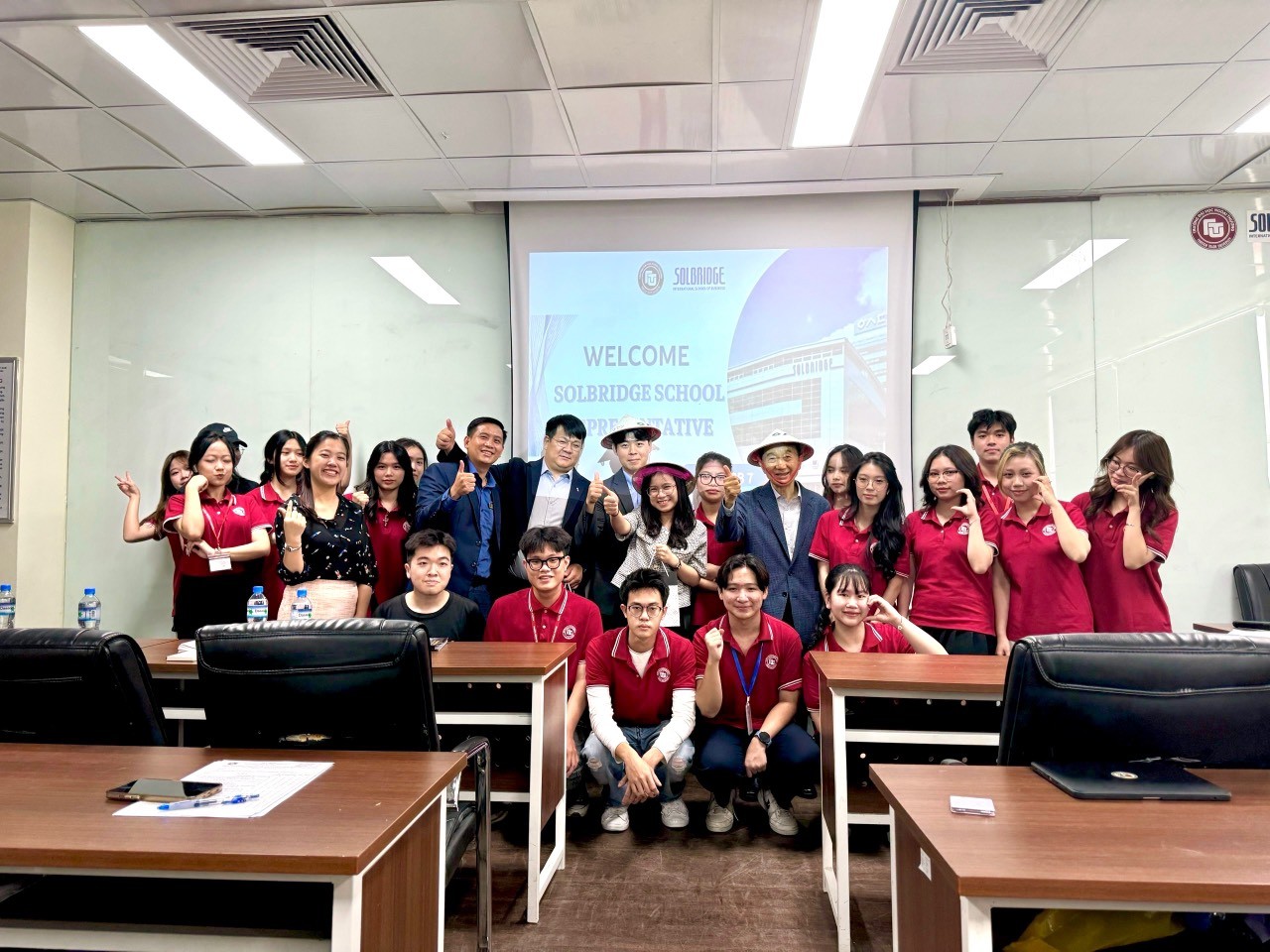 Vừa qua, đoàn đại biểu đến từ Đại học Woosong (Hàn Quốc) đã có buổi gặp gỡ với sinh viên chương trình Cử nhân Quản trị Kinh doanh liên kết với Trường Kinh doanh Quốc tế SolBridge (Hàn Quốc).