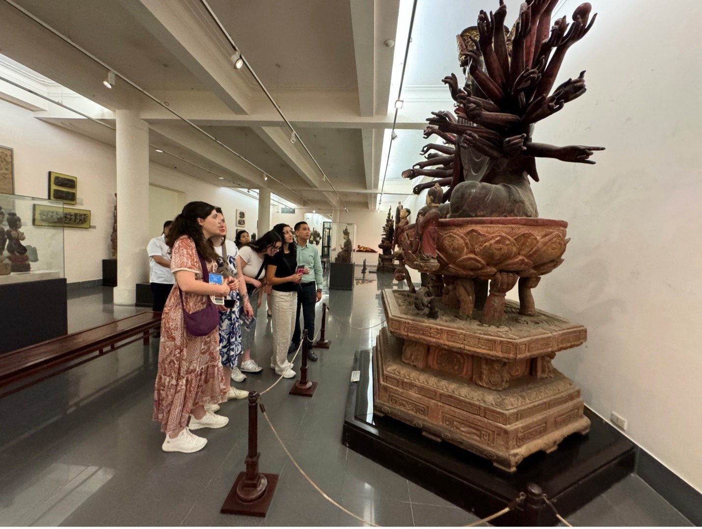 HIỆU TRƯỞNG TRƯỜNG ĐẠI HỌC NGOẠI THƯƠNG THĂM CHÍNH THỨC BẢO TÀNG MỸ THUẬT VIỆT NAM/The President of the Foreign Trade University officially visits the Vietnam Fine Arts Museum